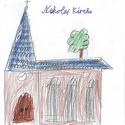 Bunte Kinderzeichnung einer Kirche mit blauem Dach, rotem Eingang, hohen Fenstern und grünem Baum auf dem Dach.