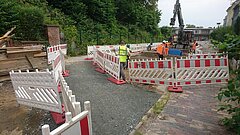Blick auf eine abgesperrte Straße mit einem Gehweg.