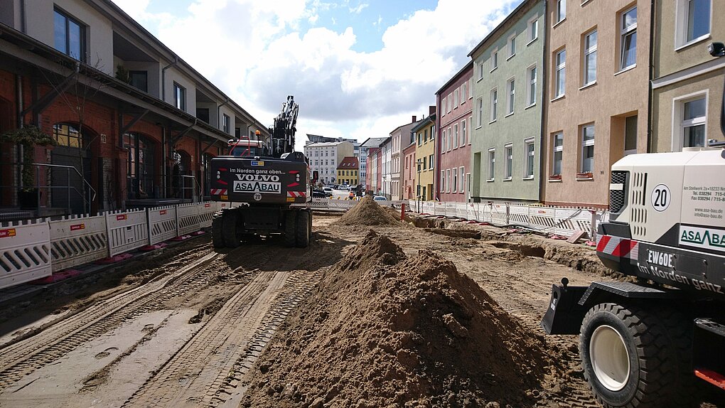 Baustelle mit Baufahrzeugen.