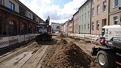 Baustelle mit Baufahrzeugen.