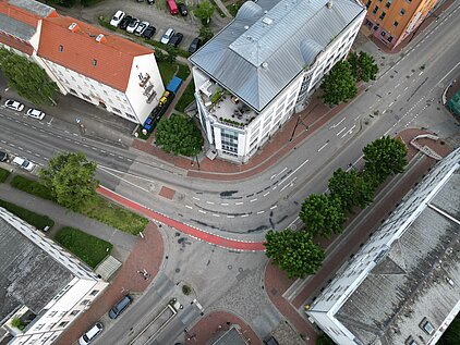 Luftaufnahme einer Kreuzung mit mehreren Gebäuden und Straßen.