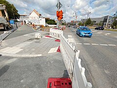 Blick auf eine Baustelle mit fahrenden Autos.