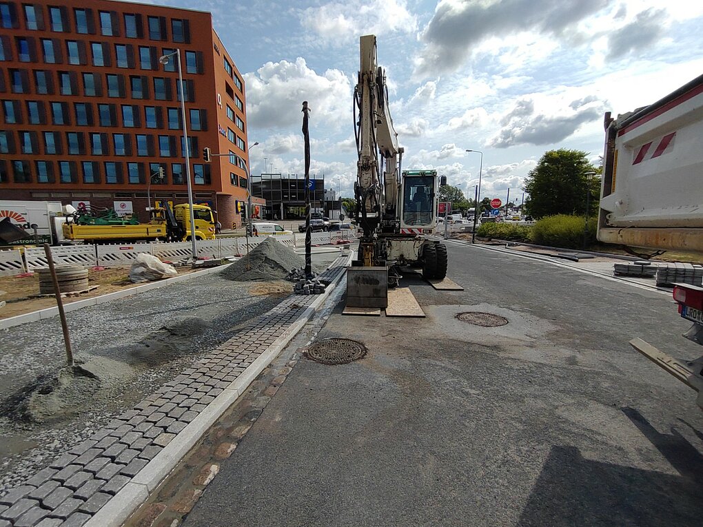 Baustelle mit Baufahrzeug.