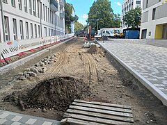 Baustelle mit Baufahrezugen im Hintergund.