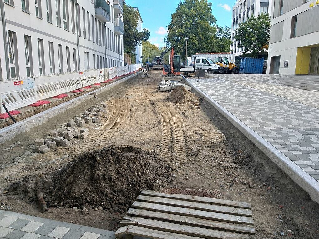 Baustelle mit Baufahrezugen im Hintergund.