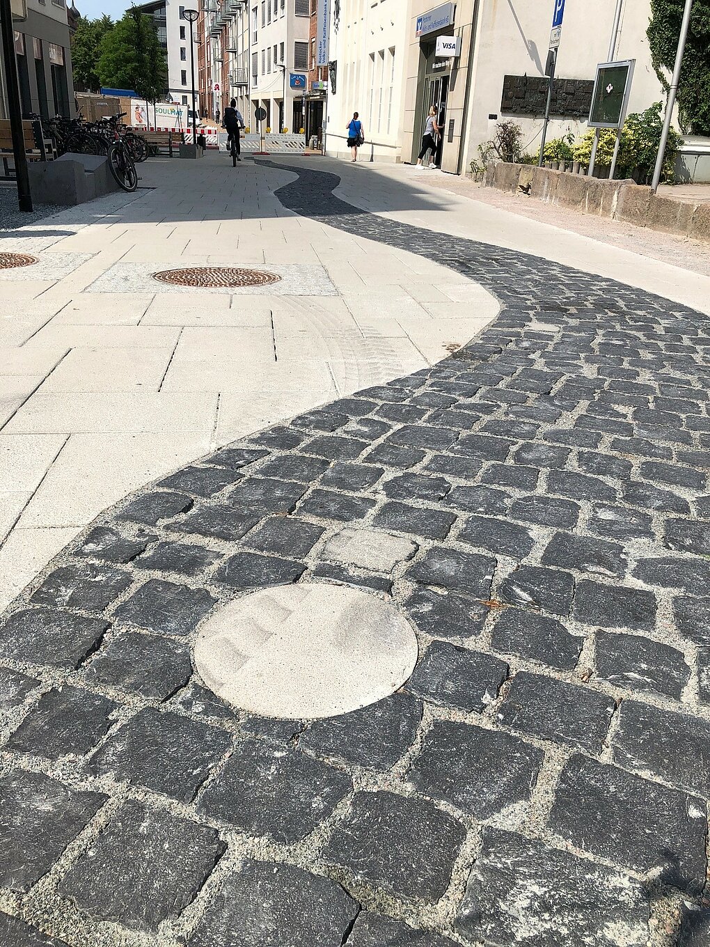 Gepflasteter Weg.