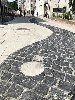Gepflasteter Weg.