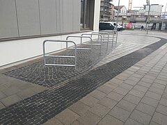 Fahrradständer entlang eines Gehwegs.