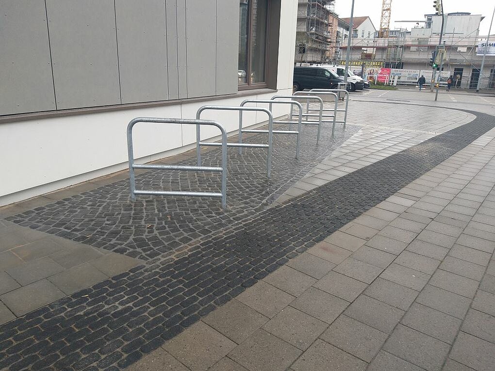 Fahrradständer entlang eines Gehwegs.