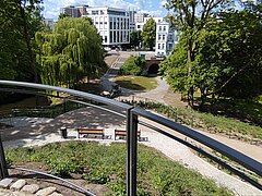 Dreiwallbastion mit historischen Steinmauern und einem Weg, umgeben von Bäumen und Grünflächen