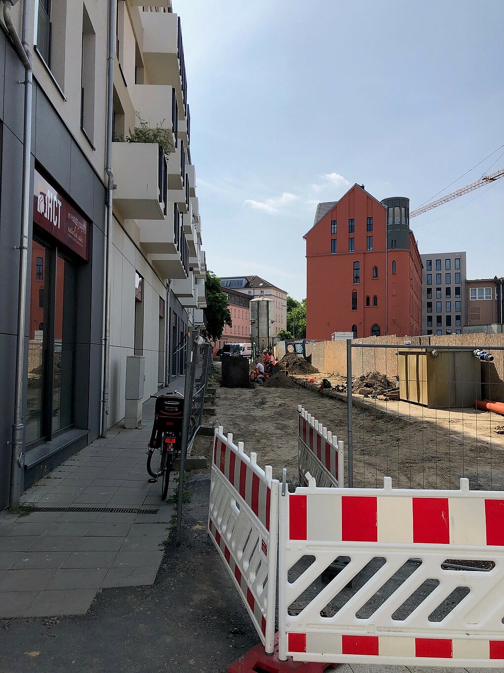 Blick auf eine Baustelle mit aufgerissenem Boden.