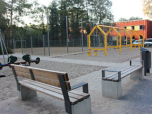 Spielplatz mit leeren Sitzbänken.