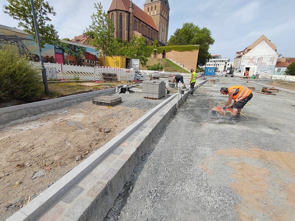 Baustelle mit Bauarbeitern.