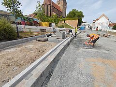 Baustelle mit Bauarbeitern.