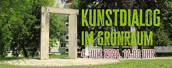 Großes grünes und gelbes Schild mit der Aufschrift KUNSTDIALOG IN GRÜNRAUM vor einer Steinstruktur im Freien