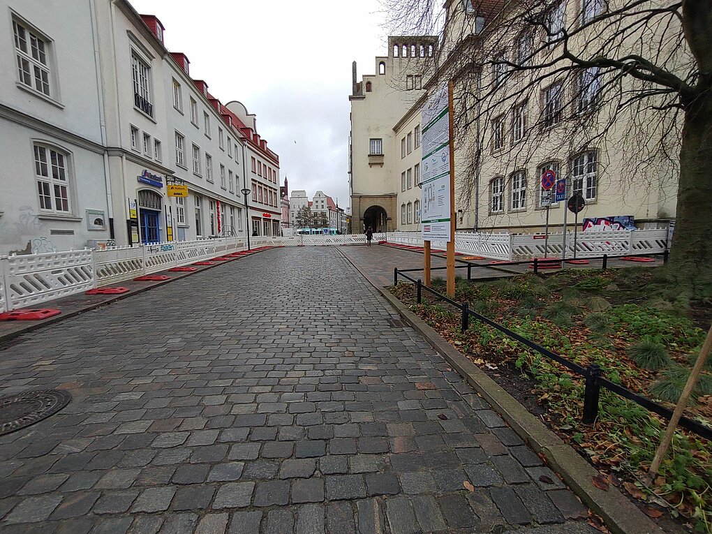 Blcik auf eine fertige abgesperrte Straße.