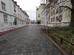 Blcik auf eine fertige abgesperrte Straße.