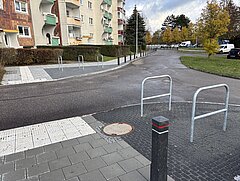 Straßenkreuzung mit leeren Straßen.