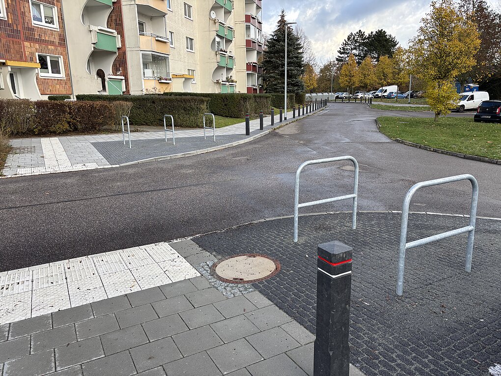Straßenkreuzung mit leeren Straßen.