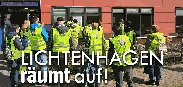Freiwillige in Warnwesten räumen einen öffentlichen Platz in Lightenhagen auf, Gebäude im Hintergrund, Veranstaltungshinweis für Sonntag, 28. März 2025 um 10 Uhr.