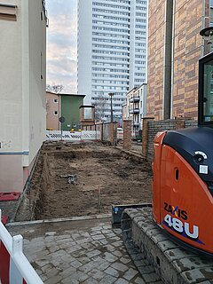 Blick auf die Baustelle mit Absperrungen.