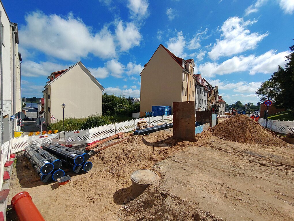 Blick auf eine Baustelle mit BAugeräten und Materialien.