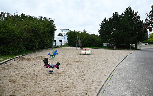 Blick auf einen Spielplatz.