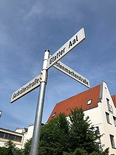 Blick auf drei Straßennamen.