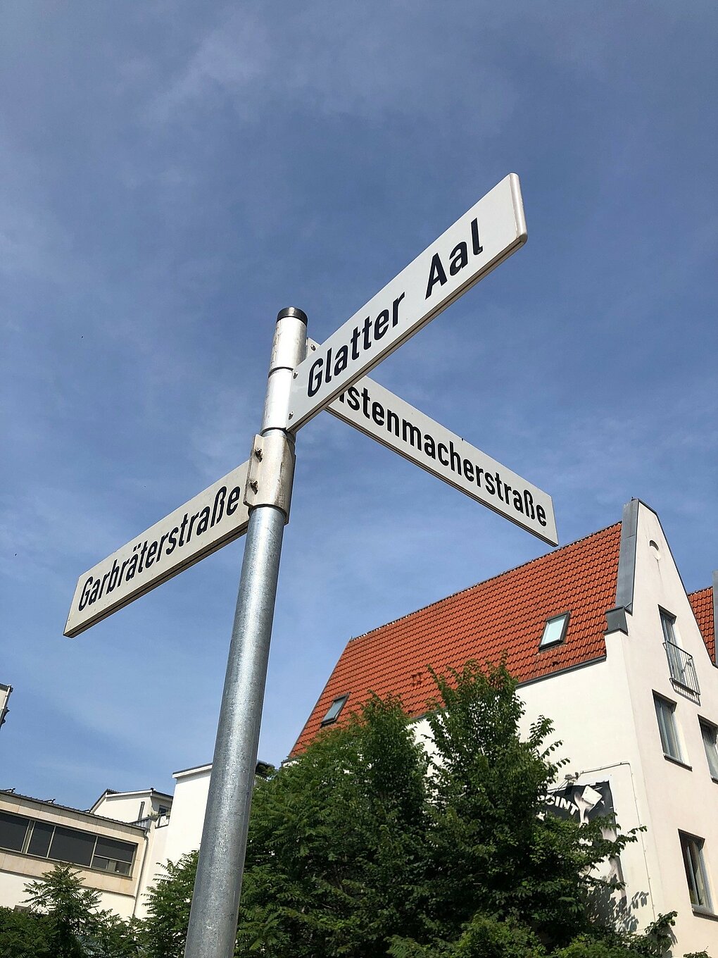 Blick auf drei Straßennamen.