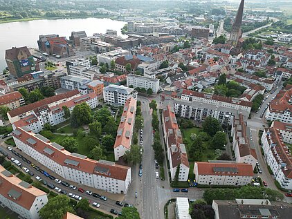 Luftaufnahme einer Stadt und umliegenden Gebäuden.