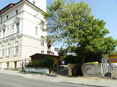 Blick auf ein gebäude mit einer Einfahrt.
