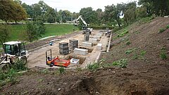 Blick auf eine Baustelle mit Baufahrzeugen.