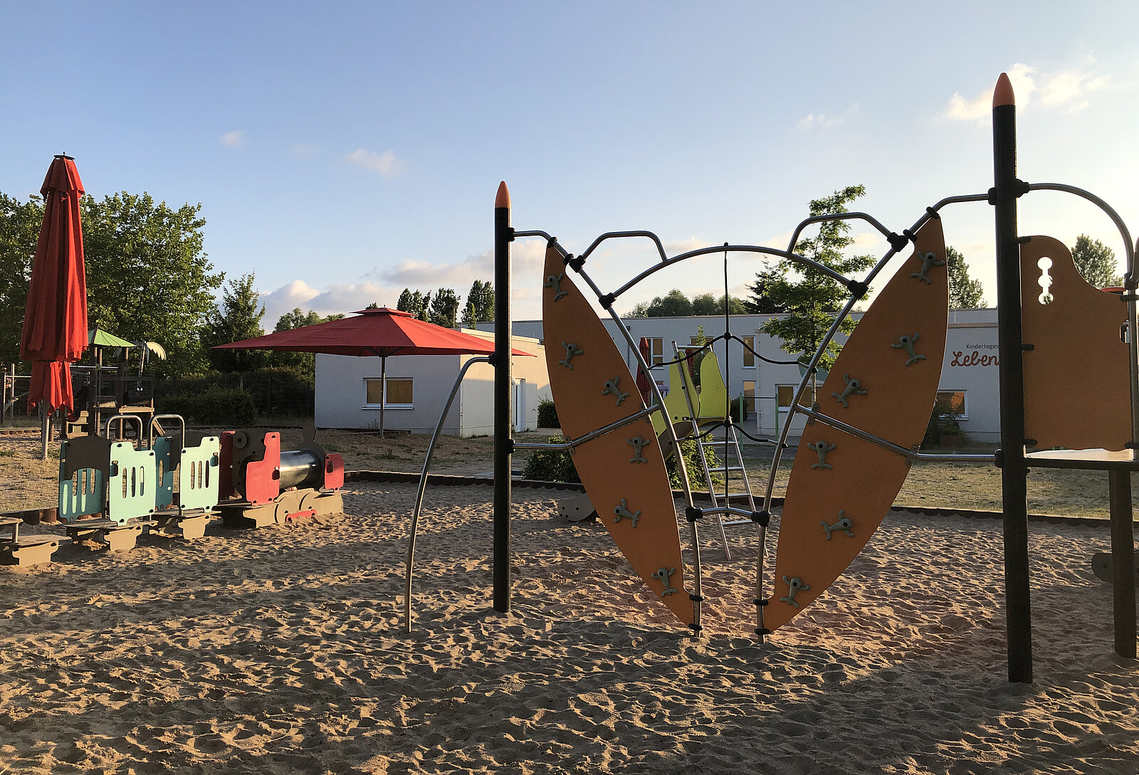 Blick auf einen Spielplatz.
