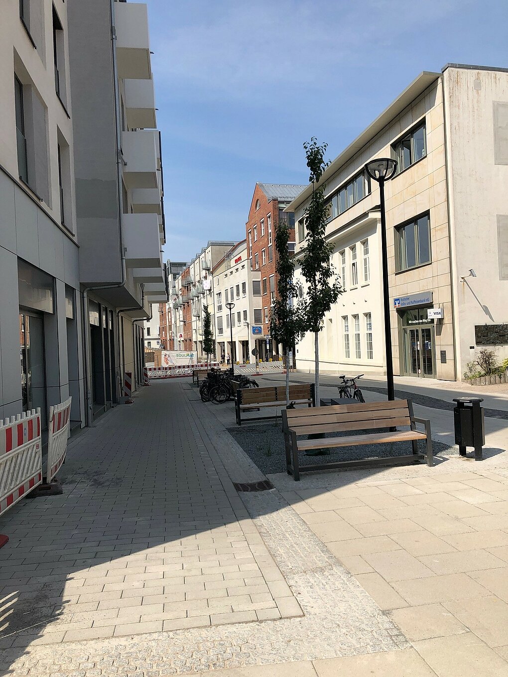 Leerer Platz mit Bänken und Absperrungen im Hintergund.