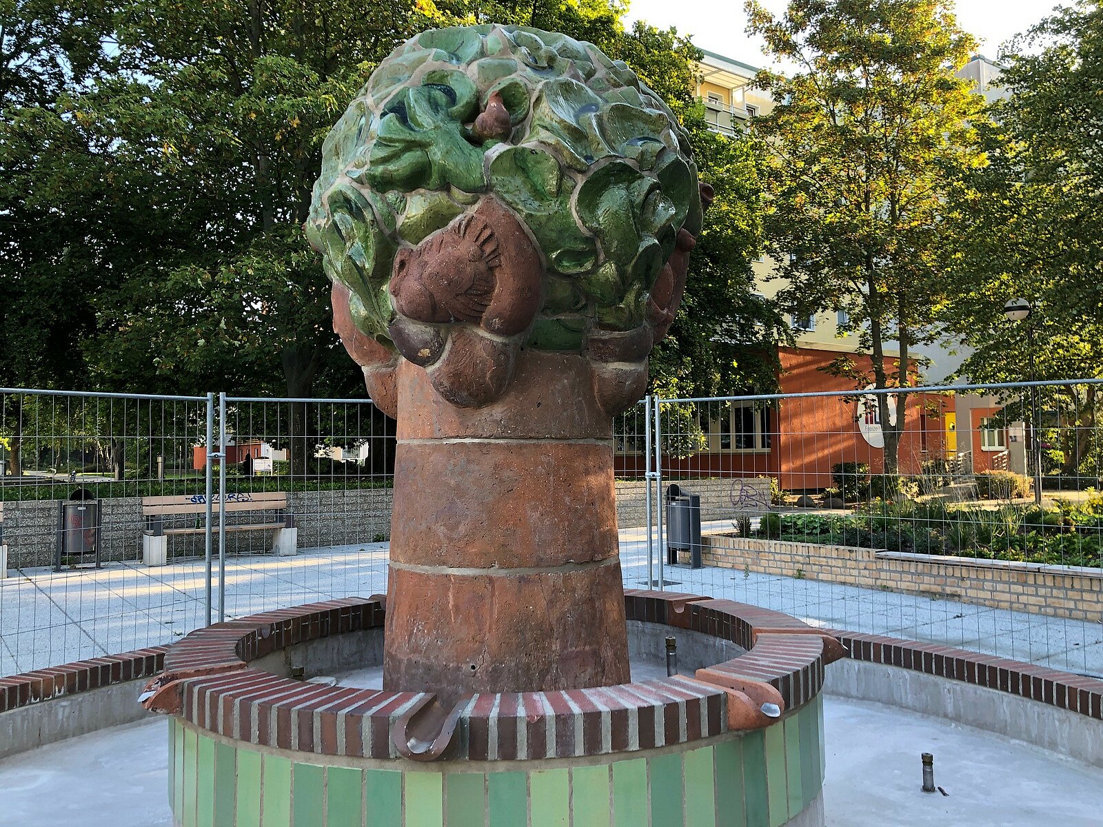 Eingezäunter Brunnen.