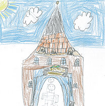 Bunte Kinderzeichnung eines Turms mit spitzem Dach, zwei Wolken und Sonne am Himmel.