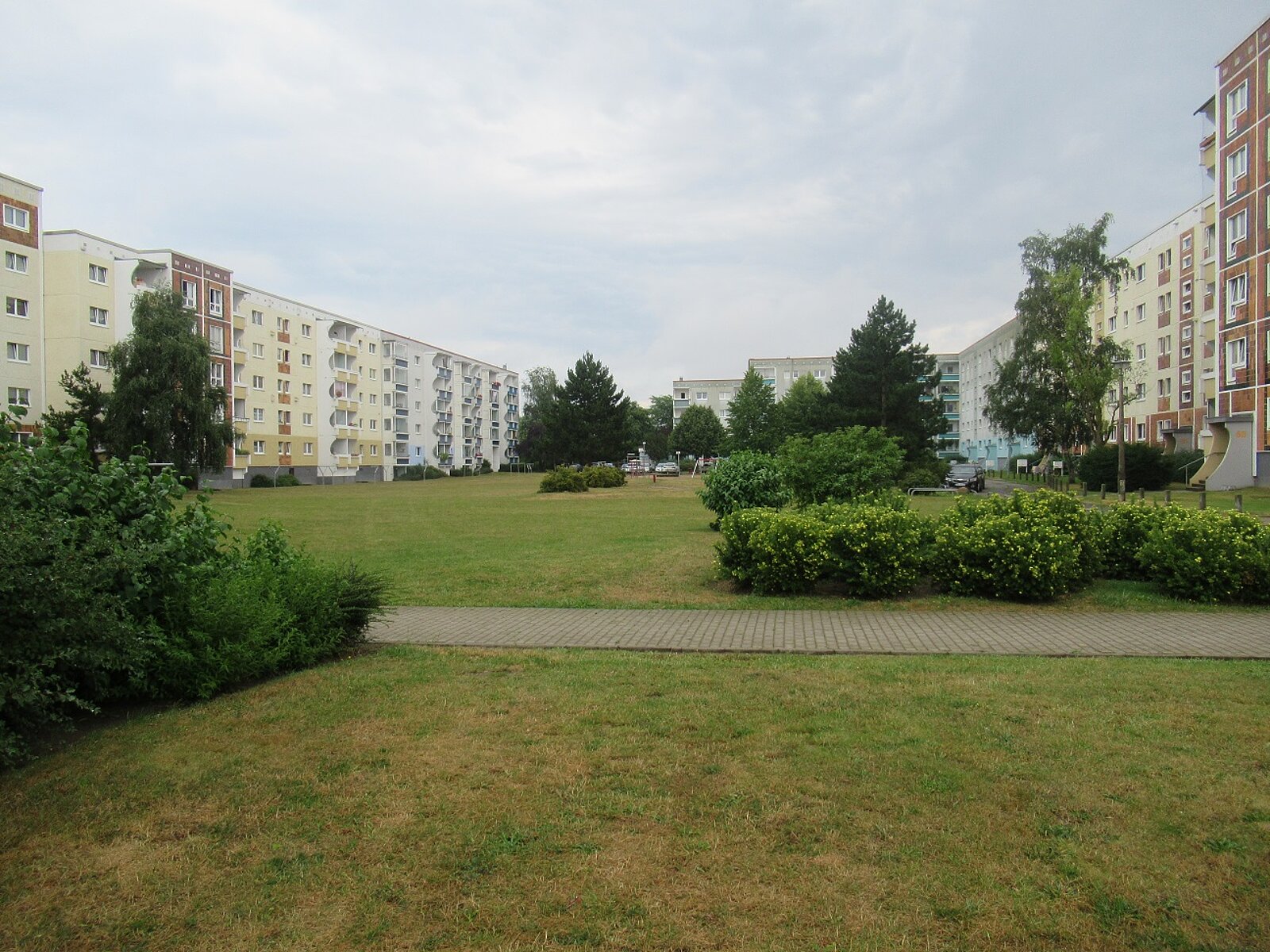 Blick auf einen begrünten Innenhof.