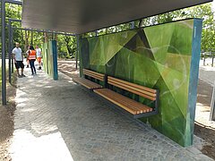 Zwei leere Holzbänke mit Metallgestell.