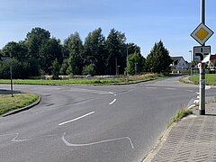 Leere Straßenkreuzung mit Markierungen.
