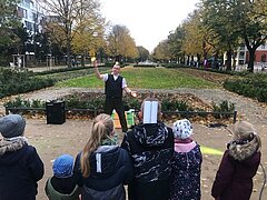 Ein Jongelierkünstler im Rosengarten.
