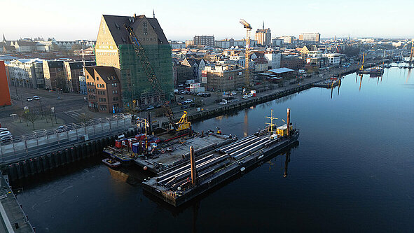 Bild von oben mit Blick auf den Stadthafen und der Baukonstruktion auf dem Wasser