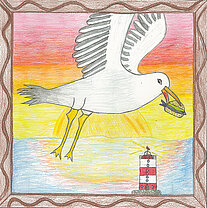 gezeichnete Möwe fliegt vor einem Sonnenuntergang über dem Meer und hält eine Muschel im Schnabel, im Hintergrund ein rot-weiß gestreifter Leuchtturm