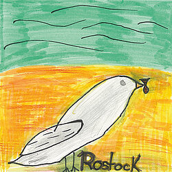 Bunte Kinderzeichnung eines weißen Vogels mit schwarzem Schnabel, der ein Insekt hält, vor grünem Himmel und orangefarbenem Boden, mit dem Schriftzug 'Rostock'.