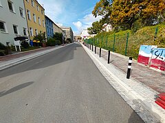 Blick auf eine sanierte Straße und Gehwege.