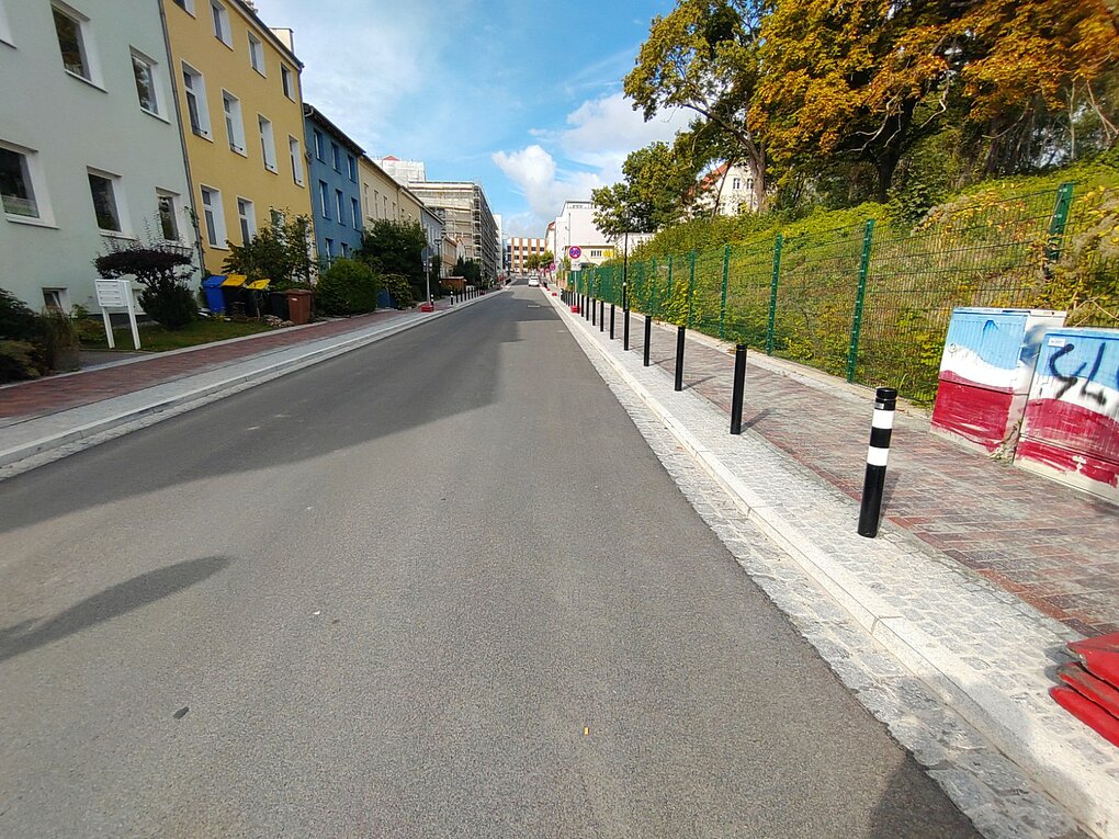 Blick auf eine sanierte Straße und Gehwege.